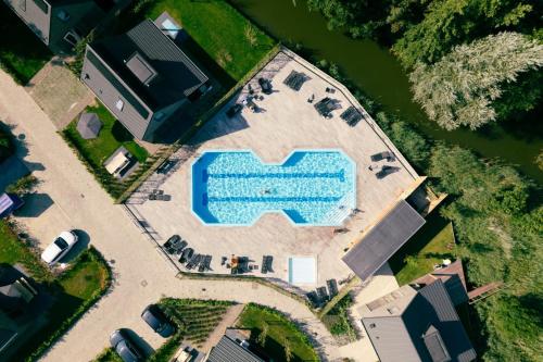 an overhead view of a swimming pool in a yard at Chalet 539 op Recreatiepark De Wielen in Sint Maarten