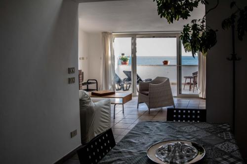 un soggiorno con vista sull'oceano di Chiaro di Luna - Appartamento vista mare a Pisciotta