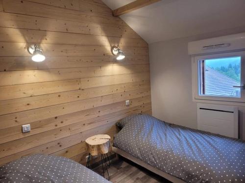 מיטה או מיטות בחדר ב-Gîte en pleine nature