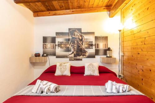 una camera con letto rosso di Posizione strategica, Wi-Fi e parcheggio gratuito a Sassari
