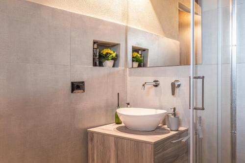 y baño con lavabo y ducha. en Posizione strategica, Wi-Fi e parcheggio gratuito, en Sassari