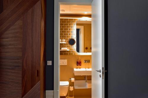 リスボンにあるMy Story Hotel Figueiraのバスルーム(トイレ、洗面台付)