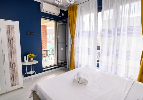 ママイア・ノルドにあるAquarium Residence 1のベッドルーム(白いベッド1台、大きな窓付)