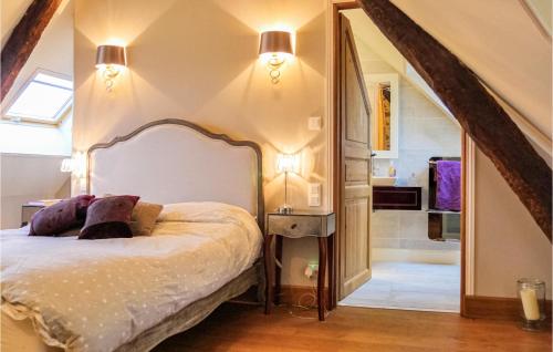 1 dormitorio con 1 cama grande y baño en Awesome Home In Teurthville-bocage With Kitchen, en Teurthéville-Bocage