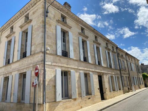 un gran edificio de ladrillo en el lateral de una calle en Maison St Romain Blaye en Blaye