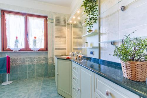eine Küche mit weißen Schränken und einer Arbeitsplatte in der Unterkunft Appartamento Margherita Plus - MyHo Casa in Vieste