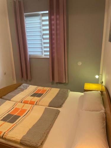 Postel nebo postele na pokoji v ubytování Apartmani Nina