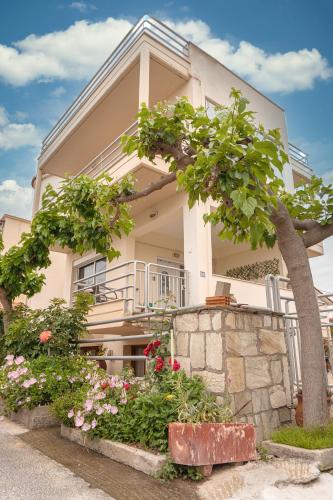 Estell’s sweet luxury house
