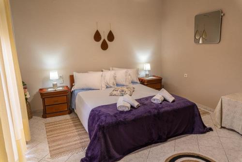 una camera da letto con un letto con due animali di peluche sopra di Estell’s sweet luxury house a Volos