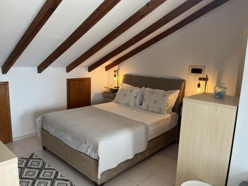- une chambre avec un grand lit dans l'établissement Sea View Loft, à Koskinou