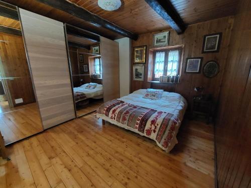 - une chambre avec un lit et un grand miroir dans l'établissement casa Fiorella, à Mattie