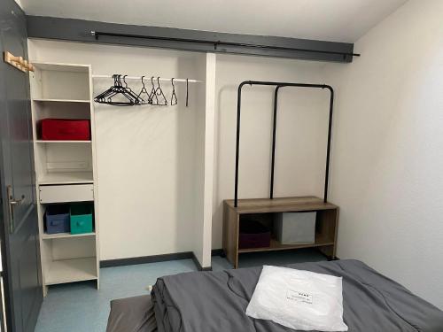 1 dormitorio con cama y armario en Appartement Arès - à 900m du Bassin en Arès