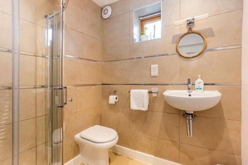 uma casa de banho com um WC, um lavatório e um chuveiro em Family home close to Bournemouth town centre em Bournemouth