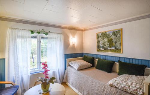 sala de estar con cama y ventana en Beautiful Home In Tived With House Sea View en Tived