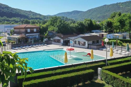 una vista sul tetto di una piscina con ombrelloni di mobil-home du lac de Foix a Foix