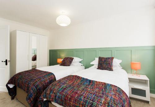 two beds sitting next to each other in a bedroom at 118 High Street in Kirkcudbright