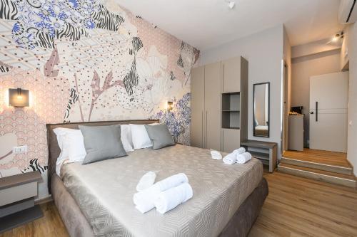 1 dormitorio con 1 cama y 2 toallas blancas en Castro Pretorio, en Roma