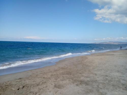 a sandy beach with the ocean in the background at Casa Maris Stella in Platamona