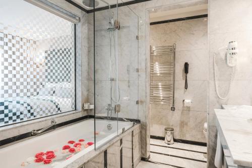 Salle de bains dans l'établissement Le Casablanca Hotel