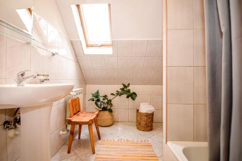 W łazience znajduje się umywalka i wanna. w obiekcie Dom u Waki w Zakopanem