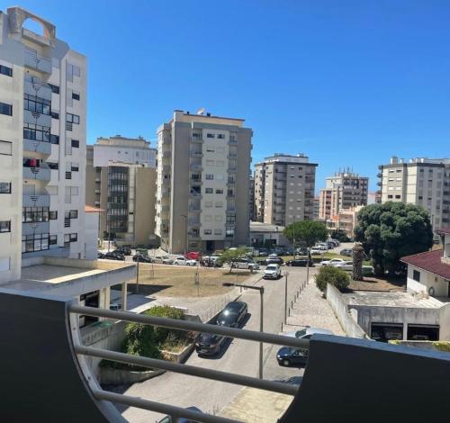 een balkon met uitzicht op een stad met gebouwen bij Apartamento Feliz in Figueira da Foz