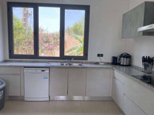 Dapur atau dapur kecil di Saly Lifestyle