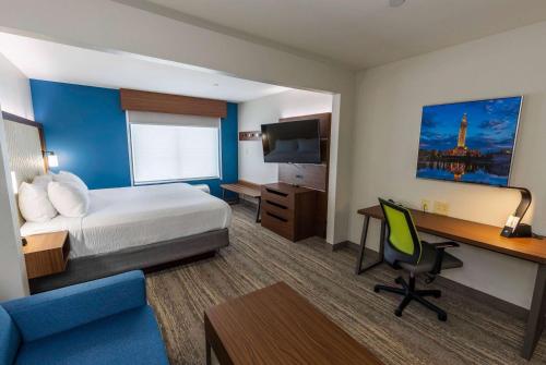 une chambre d'hôtel avec un lit et un bureau dans l'établissement Wingate by Wyndham Lafayette Airport, à Lafayette