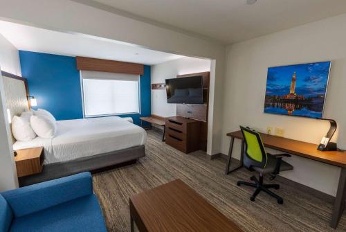 ラファイエットにあるWingate by Wyndham Lafayette Airportのベッドとデスクが備わるホテルルームです。