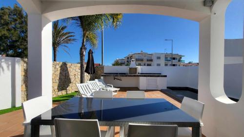 Oura Villa V2 Flores