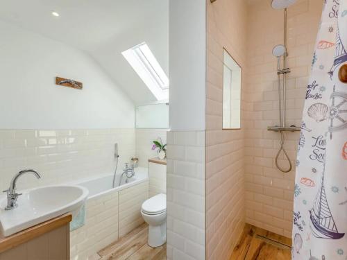 uma casa de banho com um lavatório, um WC e um chuveiro em Avondale New Forest em Godshill