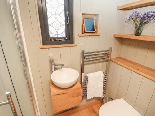 Baño pequeño con aseo y lavamanos en Merlot, en Seaview
