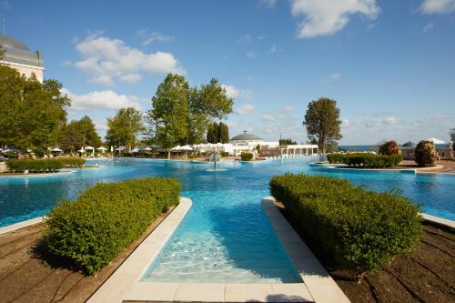 - une piscine d'eau bleue dans un complexe dans l'établissement Dreams Sunny Beach Resort and Spa - Premium All Inclusive, à Sunny Beach