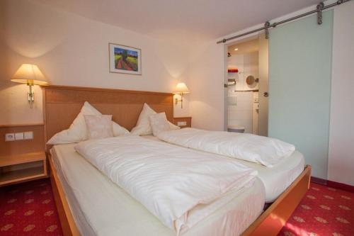 1 cama blanca grande en una habitación de hotel en Gasthof Hirsch, en Gengenbach