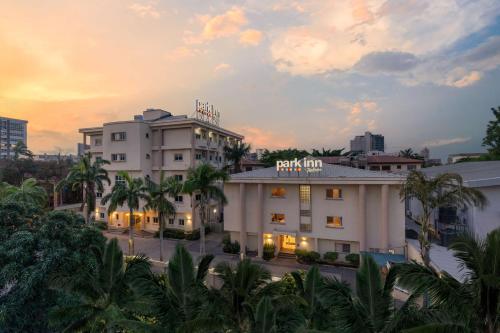 un hôtel avec un panneau en haut dans l'établissement Park Inn by Radisson, Lagos Victoria Island, à Lagos