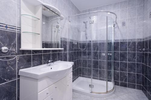 La salle de bains est pourvue d'un lavabo, d'une douche et de toilettes. dans l'établissement Cottage 419 - Carna, à Carna