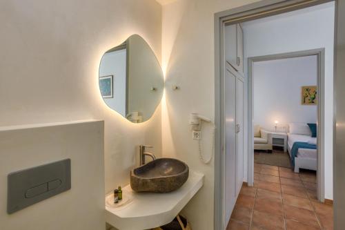 ein Bad mit einem Waschbecken und einem Spiegel in der Unterkunft Eleni Villas in Hersonissos
