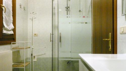 eine Glasdusche im Bad mit Waschbecken in der Unterkunft Mamma Mia on ground floor with private parking TV-VENICE in Treviso