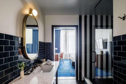 La salle de bains est pourvue d'un lavabo et d'un miroir. dans l'établissement Dream Nashville, by Hyatt, à Nashville