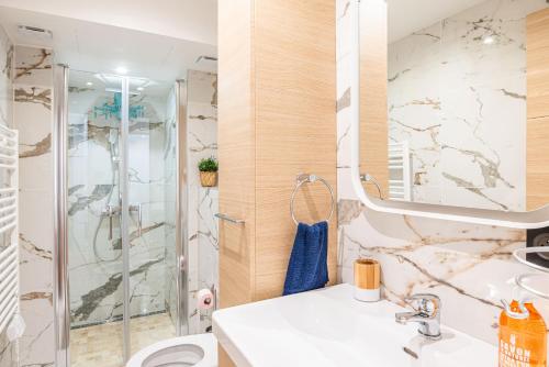 une salle de bain avec douche et lavabo dans l'établissement Le Petit Rex, à Paris