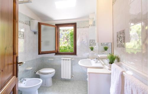 ein Bad mit 2 Waschbecken, einem WC und einem Fenster in der Unterkunft Villa Stefania in Santa Maria