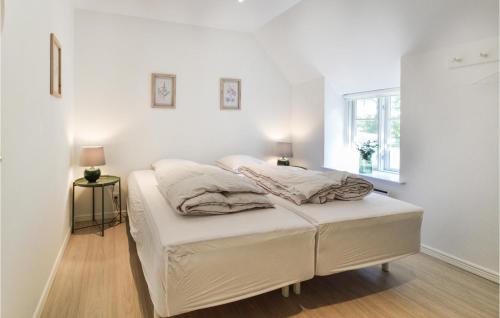 - un lit blanc dans une chambre avec fenêtre dans l'établissement Gorgeous Home In Ask With Kitchen, 