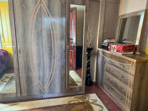 Zimmer mit einer Kommode und einem Spiegel in der Unterkunft NIKATOLO - HOTEL GUESTHOUSE 