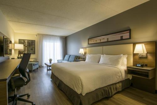 um quarto de hotel com uma cama e uma secretária em Rodd Miramichi em Miramichi