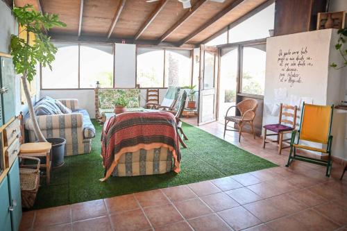 - un salon avec une table et une couverture dans l'établissement Alojamiento Rural EnClave, à Burjulú