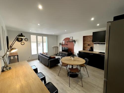 un salon avec une table et un canapé dans l'établissement Le Contemporain, à Nîmes