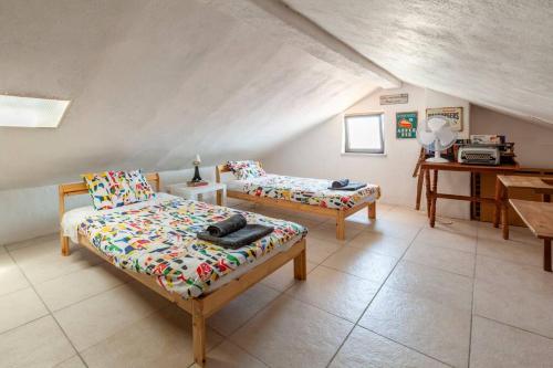 sala de estar con 2 camas y piano en Ninestories Baleal, en Ferrel