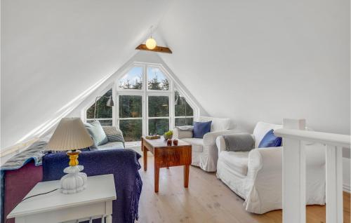 uma sala de estar com mobiliário branco e uma grande janela em 2 Bedroom Cozy Home In Dianalund em Ruds-Vedby