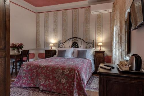 a bedroom with a bed with a red bedspread at Agriturismo Nobile in Montepulciano