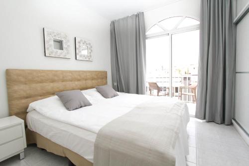 - une chambre avec un grand lit et une grande fenêtre dans l'établissement Casa grande familiar con 4 terrazas, à Las Palmas de Gran Canaria