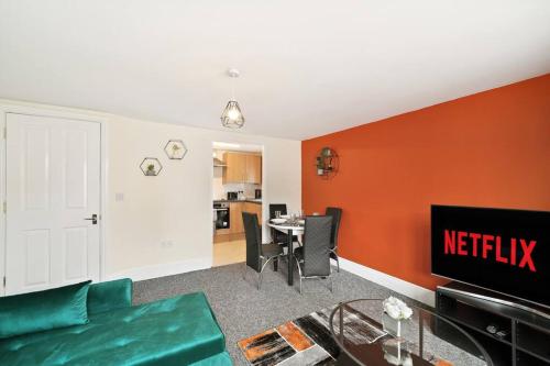 City Centre, Free Wifi & Netflix في Kent: غرفة معيشة مع أريكة وطاولة